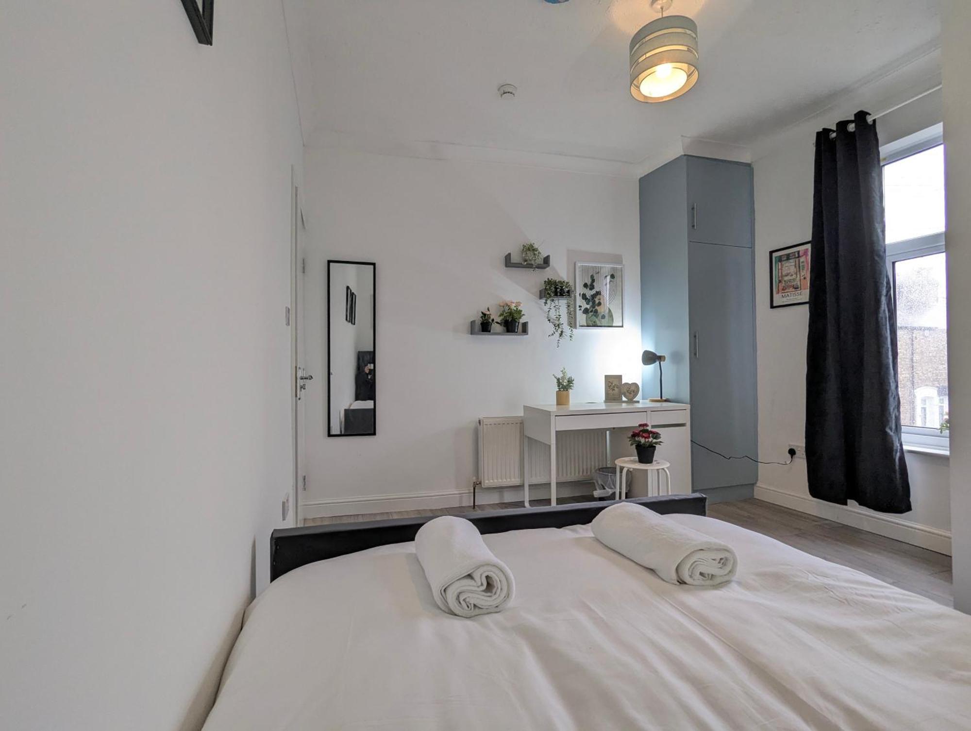 Modern Double W Private Bath & Free Parking Vakantiehuis