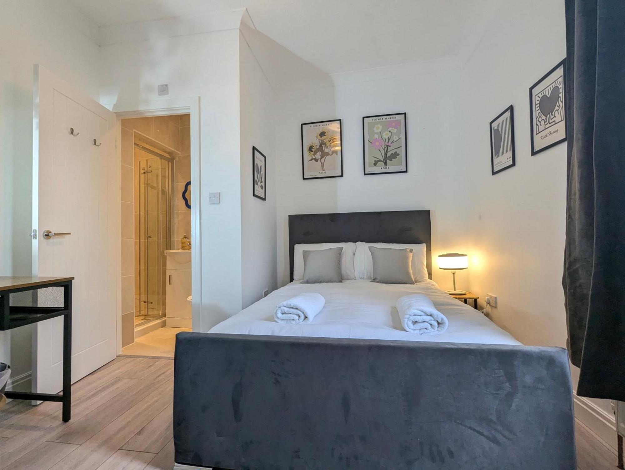 Vakantiehuis Modern Double W Private Bath & Free Parking