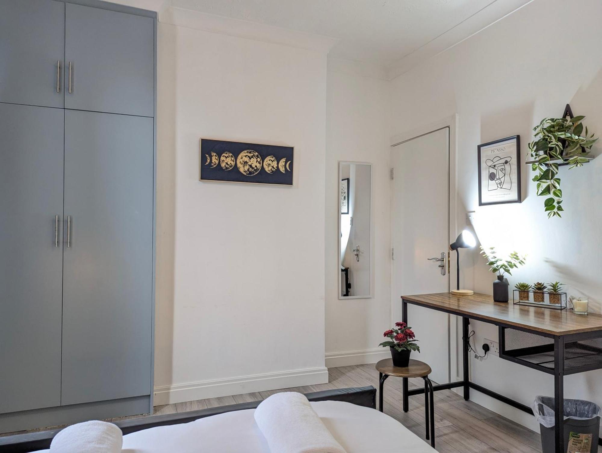 Modern Double W Private Bath & Free Parking Vakantiehuis York