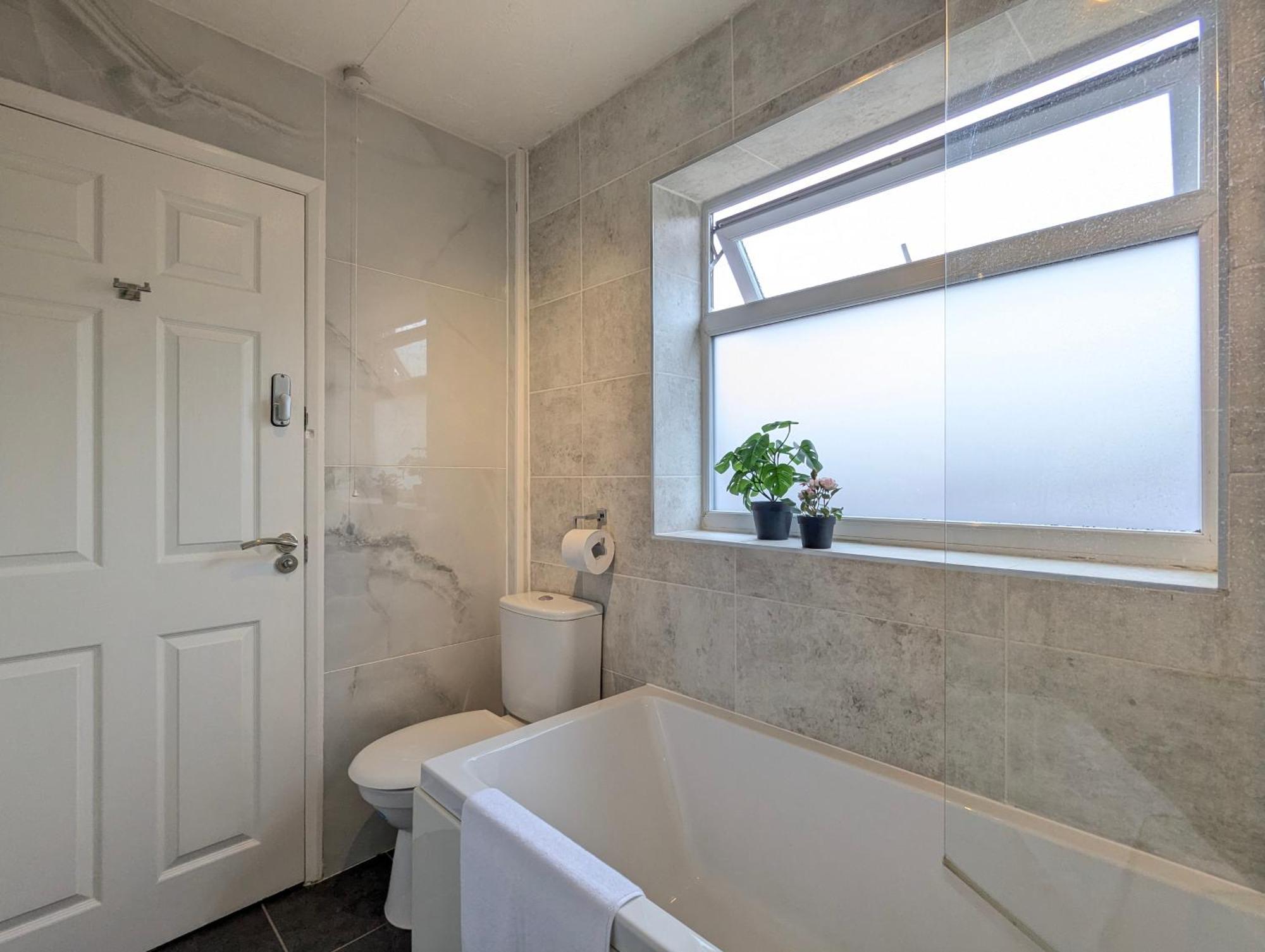 Modern Double W Private Bath & Free Parking Vakantiehuis