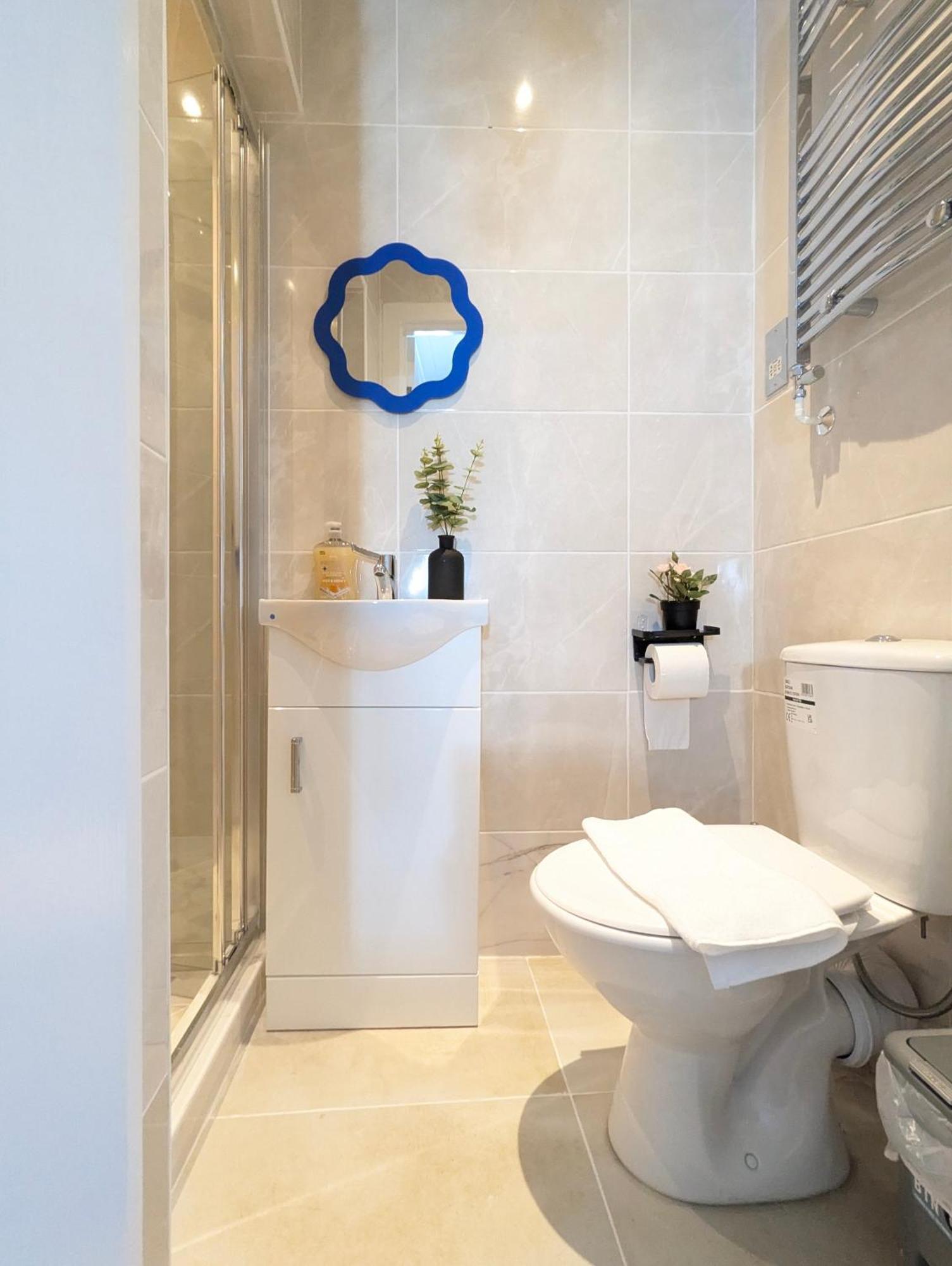 Modern Double W Private Bath & Free Parking Vakantiehuis *