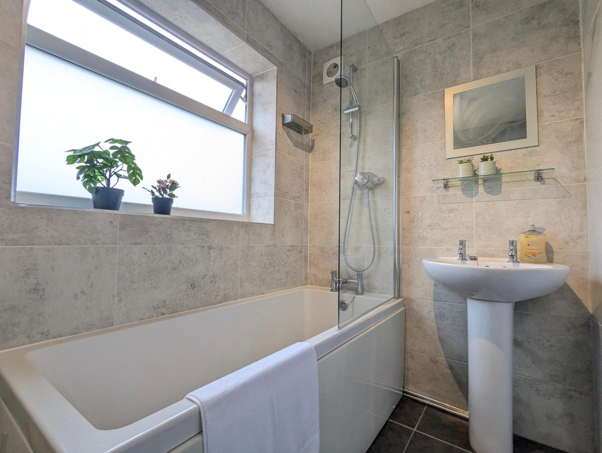 Vakantiehuis Modern Double W Private Bath & Free Parking