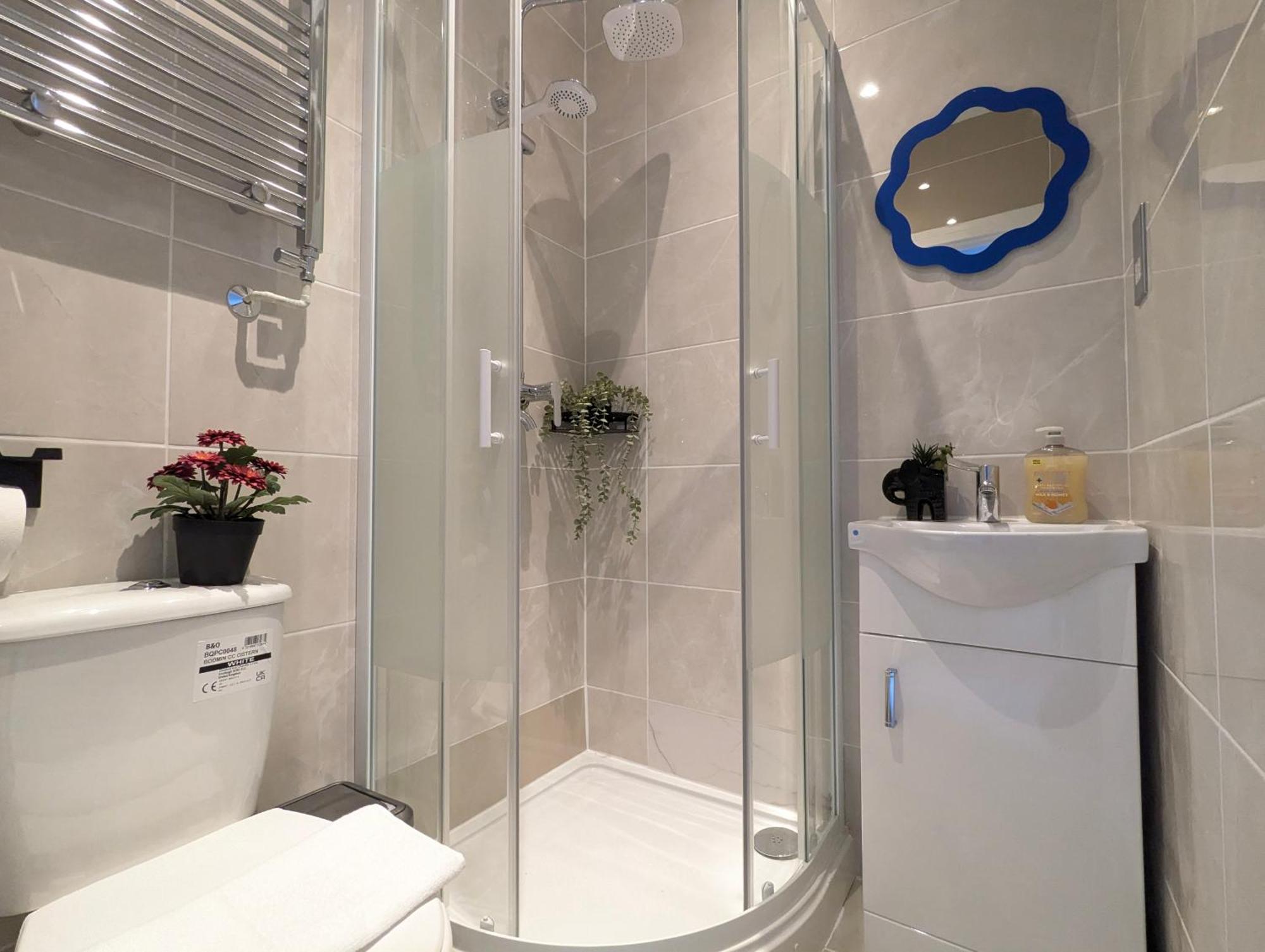 Modern Double W Private Bath & Free Parking York