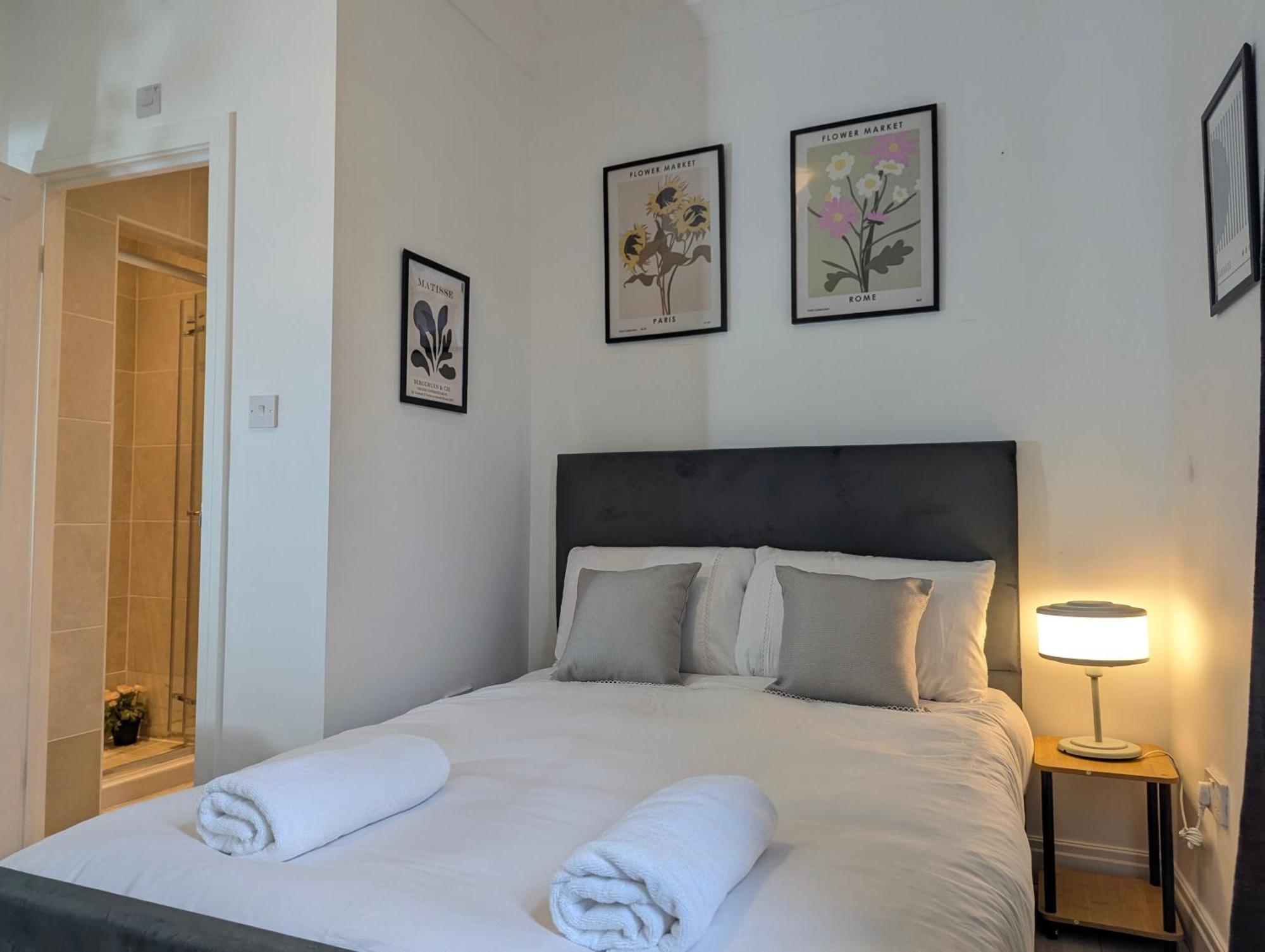 Modern Double W Private Bath & Free Parking * York